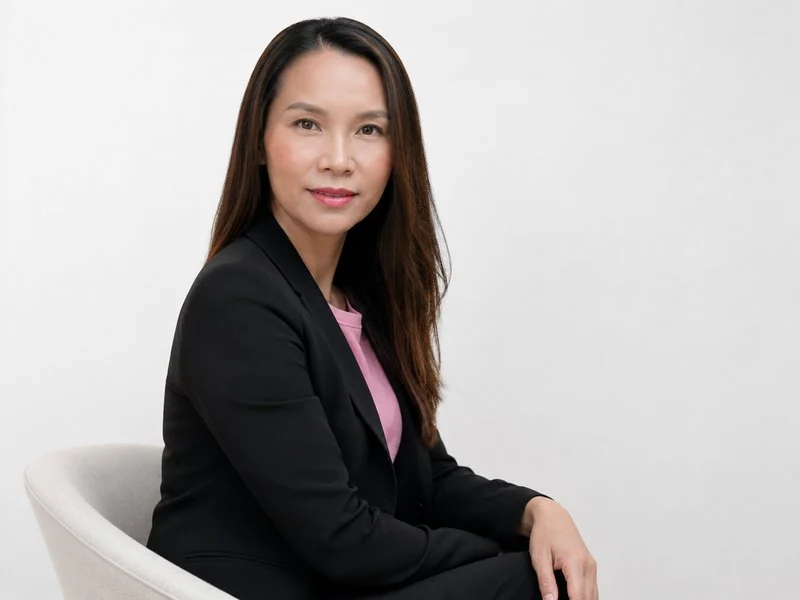 Zufriedene Kundin nach Business Portrait Shooting – Pflegefachspezialistin, Studio Hitzkirch Luzern