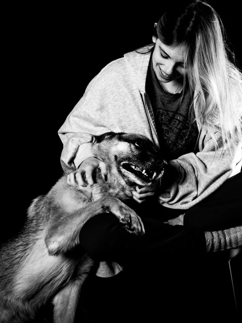 Tierfotografie – junge Frau umarmt ihre Schäferhündin, Schwarzweiss-Aufnahme | Studio Hitzkirch Luzern
