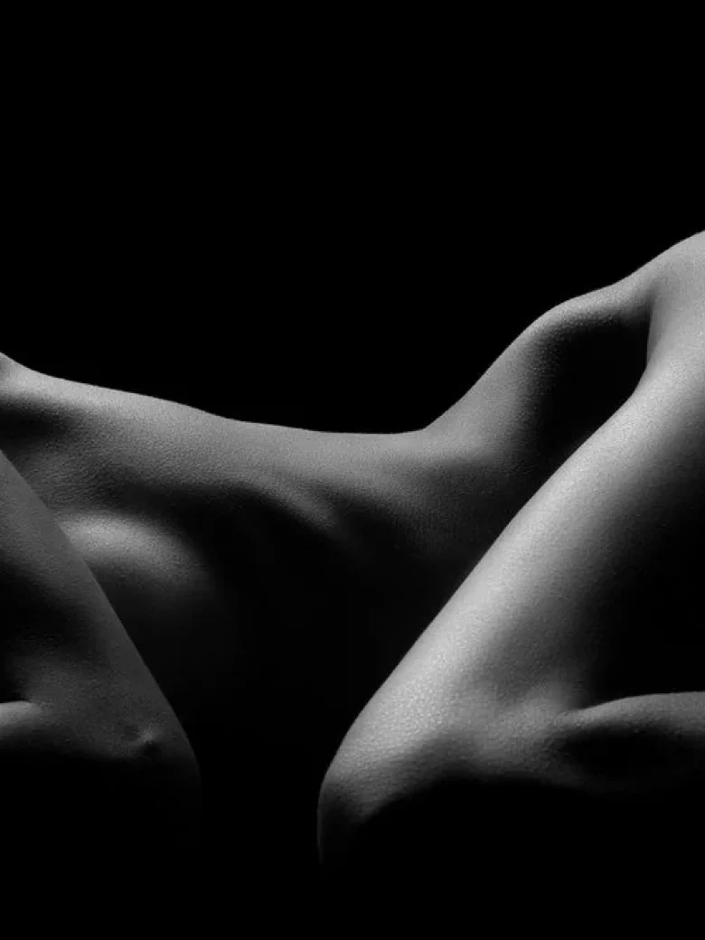 Aktfotografie für Frauen – abstrakte Körperlandschaft in Licht und Schatten, Studio Hitzkirch Luzern