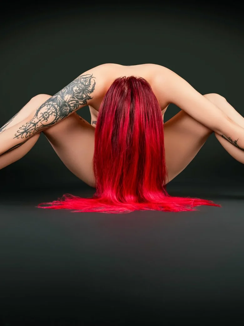 Aktfotografie für Frauen – symmetrische Körperstudie mit leuchtend roten Haaren, Studio Hitzkirch Luzern