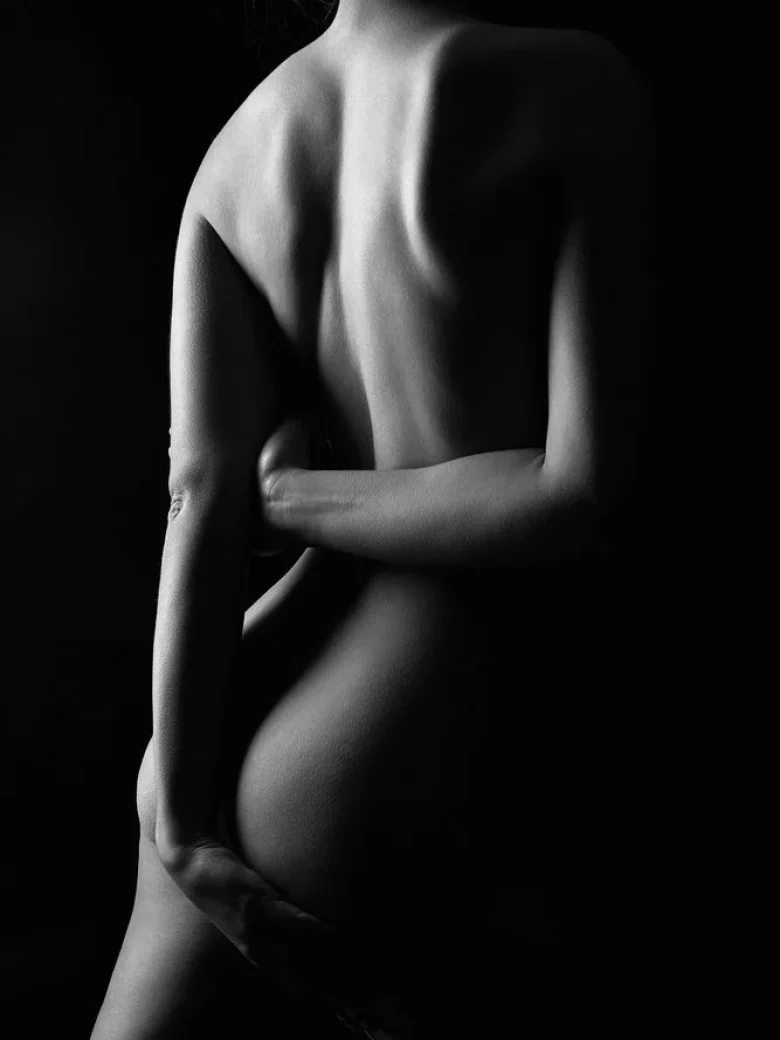 Aktfotografie für Frauen – zarter Rückenakt in Low-Key-Licht, Studio Hitzkirch Luzern