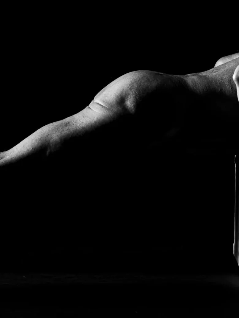 Aktfotografie für Männer – athletische Körperspannung in dramatischem Seitenlicht, Studio Hitzkirch Luzern