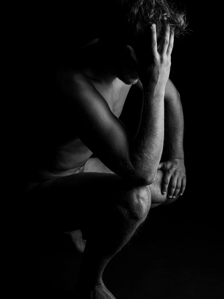 Aktfotografie für Männer – nachdenklicher Akt in Low-Key-Licht, Studio Hitzkirch Luzern