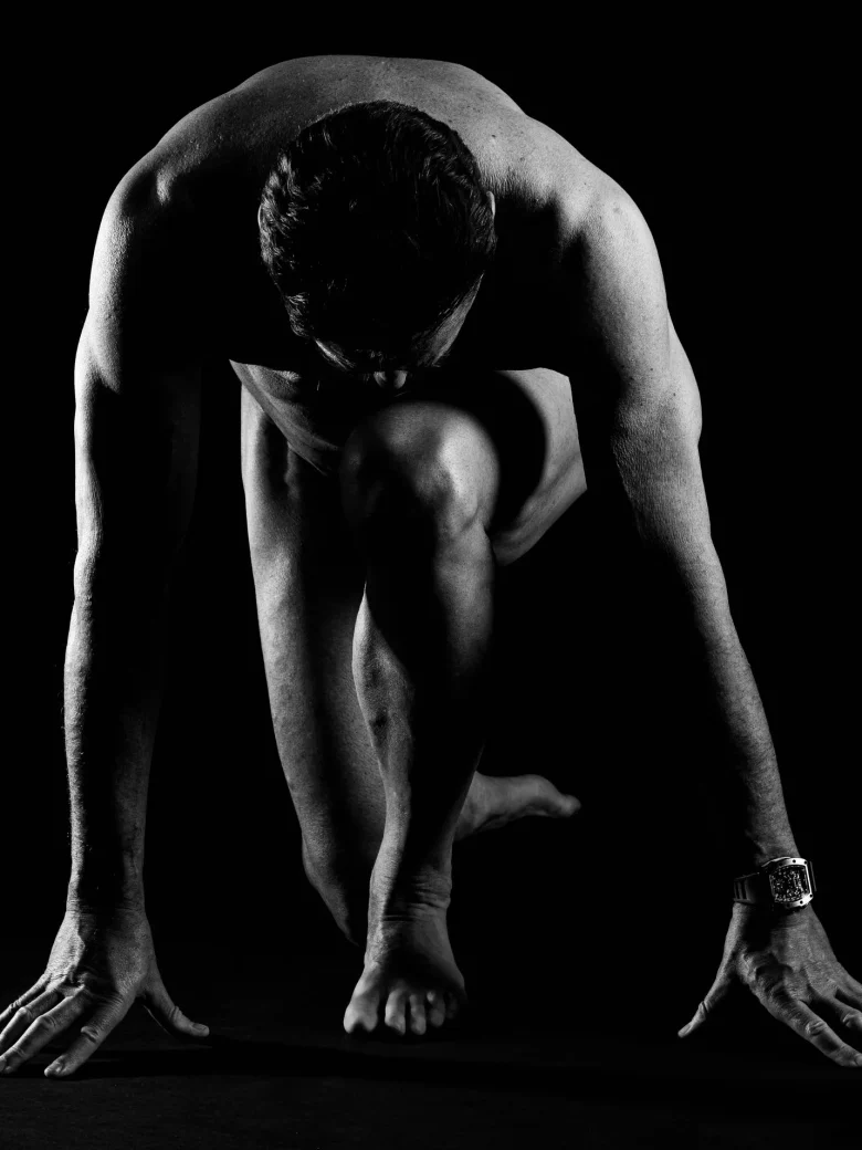 Aktfotografie für Männer – athletische Sprinter-Pose in dramatischem Licht, Studio Hitzkirch Luzern