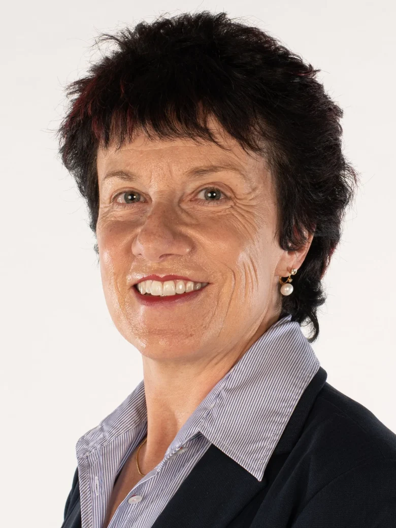 Business Portrait – Brigitte im dunklen Blazer vor weissem Hintergrund, Studio Hitzkirch Luzern