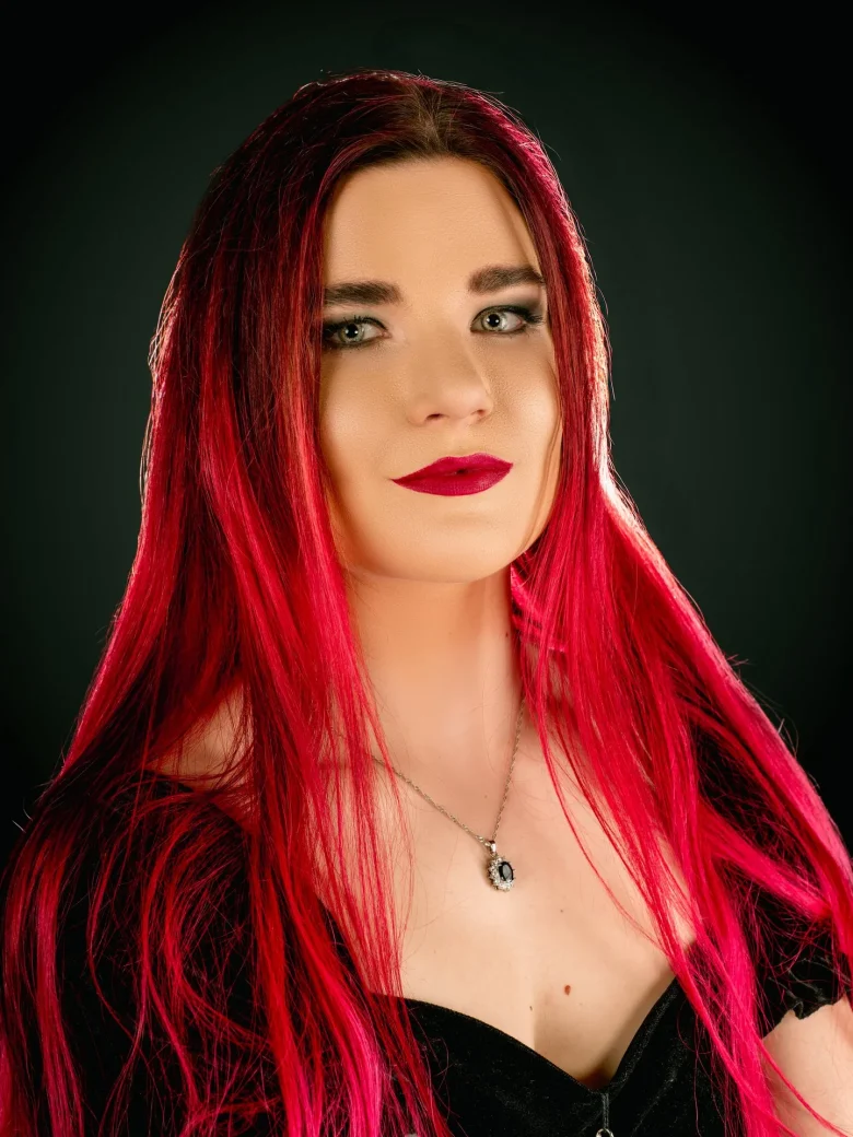 Damen-Shooting – dunkles Portrait mit leuchtend roten Haaren, Studio Hitzkirch Luzern