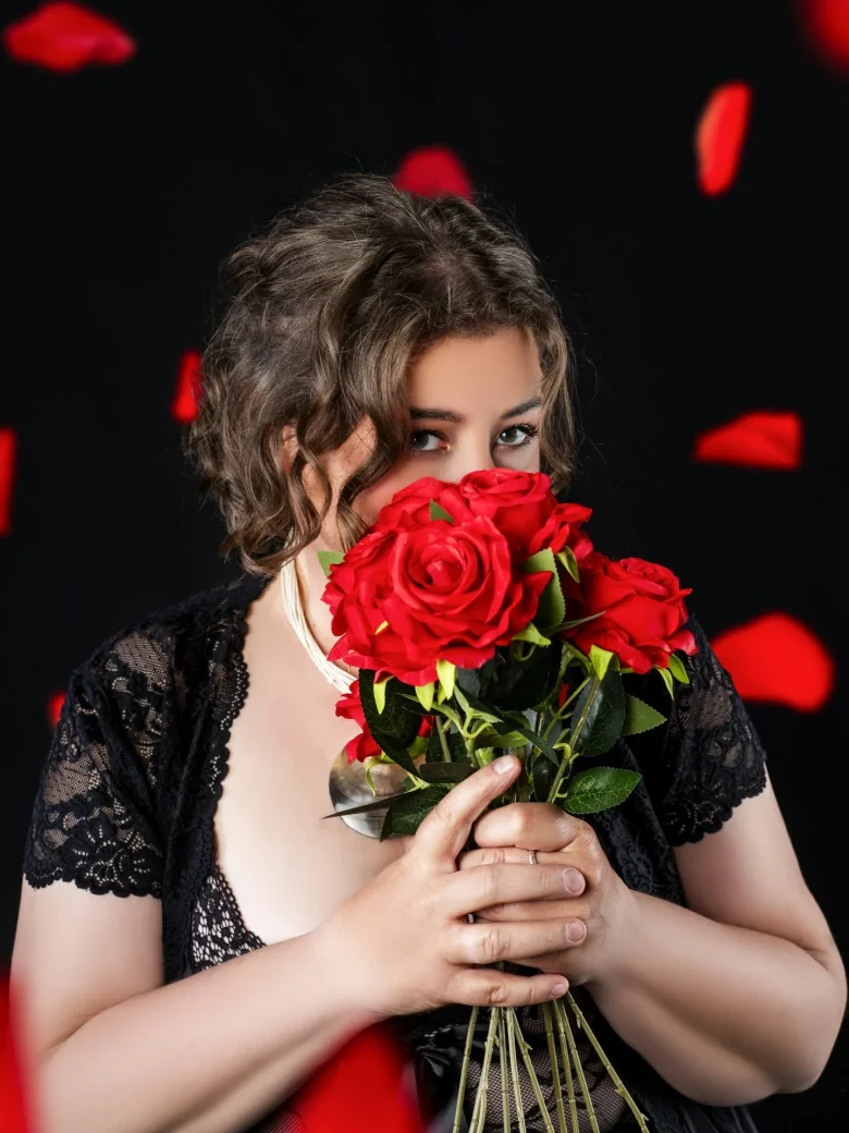 Luxury Boudoir Fotografie – Frau mit rotem Rosenstrauss und schwarzer Spitze, Studio Hitzkirch Luzern