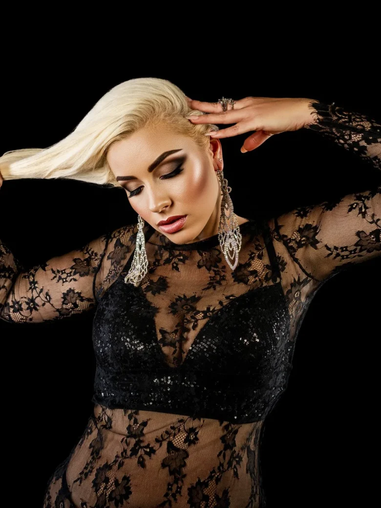 Luxury Boudoir Fotografie – Frau in schwarzem Spitzenkleid greift ins Haar, Studio Hitzkirch Luzern