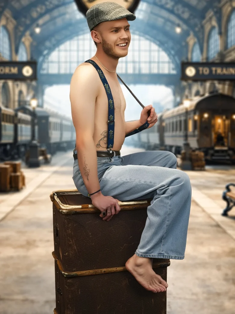 Makeover Fotoshooting - Mann mit Hosentraegern auf Koffer im alten Bahnhof, Studio Hitzkirch Luzern