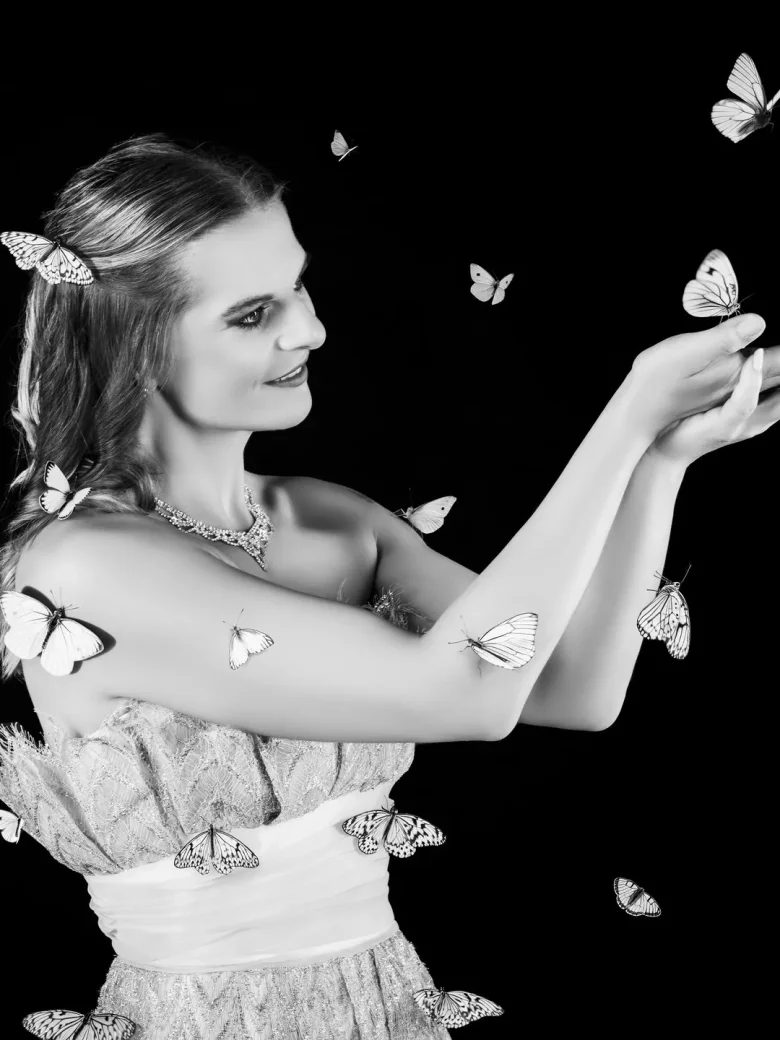 Makeover Fotoshooting - Frau mit fliegenden Schmetterlingen in Schwarzweiss, Studio Hitzkirch Luzern