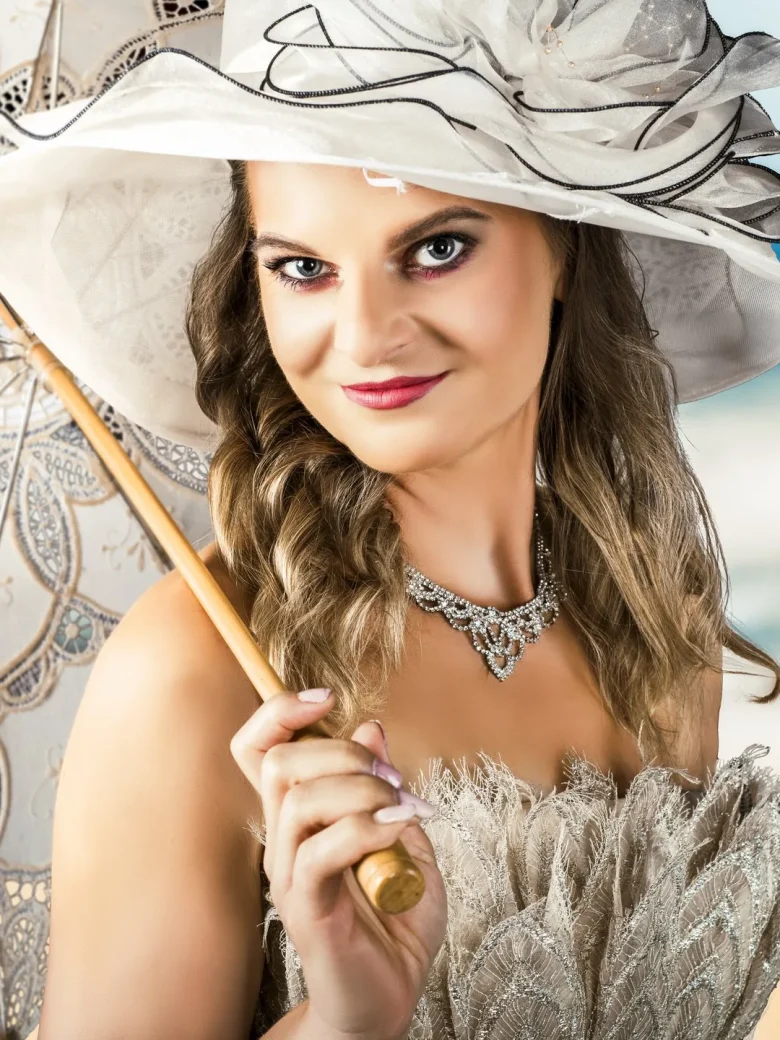 Makeover Fotoshooting - Frau mit weissem Hut und Spitzenschirm am Meer, Snapshot.style Fotograf Luzern