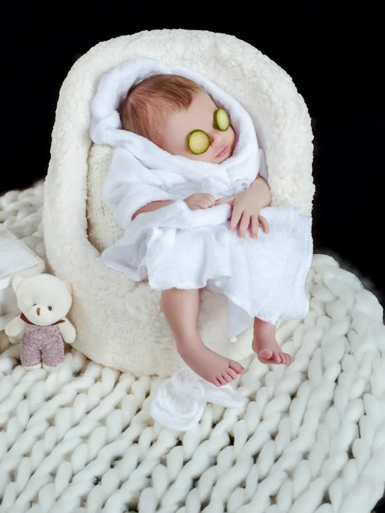 Fine-Art Newborn Fotografie – Baby im weissen Bademantel mit Gurkenscheiben auf den Augen im Spa-Setting, Studio Hitzkirch Luzern