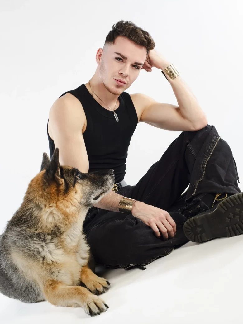 Hundefotografie – Deutscher Schaeferhund blickt zu seinem sitzenden Besitzer auf, weisser Hintergrund, Studio Hitzkirch Luzern